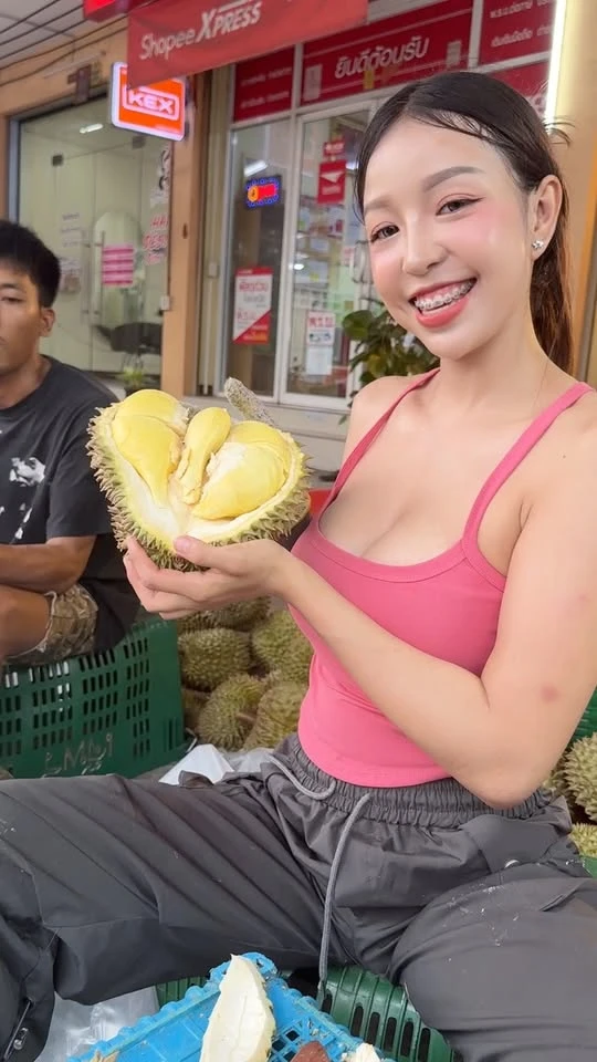 Ngồi bán sầu riêng nhưng có vóc dáng như hoa hậu, hot girl bất ngờ trở thành tâm điểm chú ý