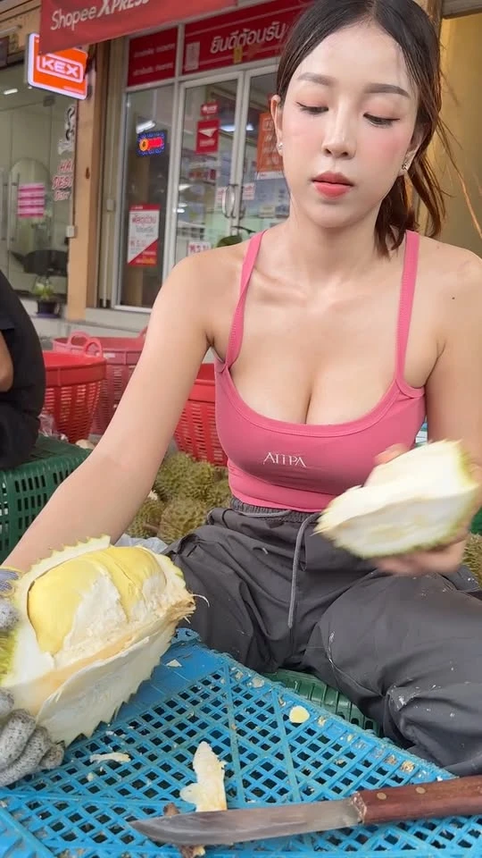 Ngồi bán sầu riêng nhưng có vóc dáng như hoa hậu, hot girl bất ngờ trở thành tâm điểm chú ý