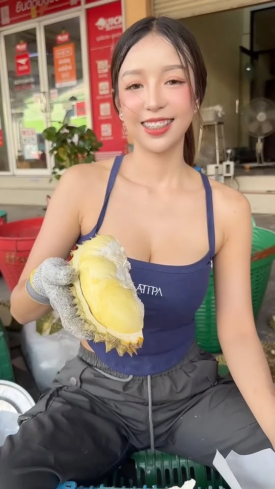 Ngồi bán sầu riêng nhưng có vóc dáng như hoa hậu, hot girl bất ngờ trở thành tâm điểm chú ý