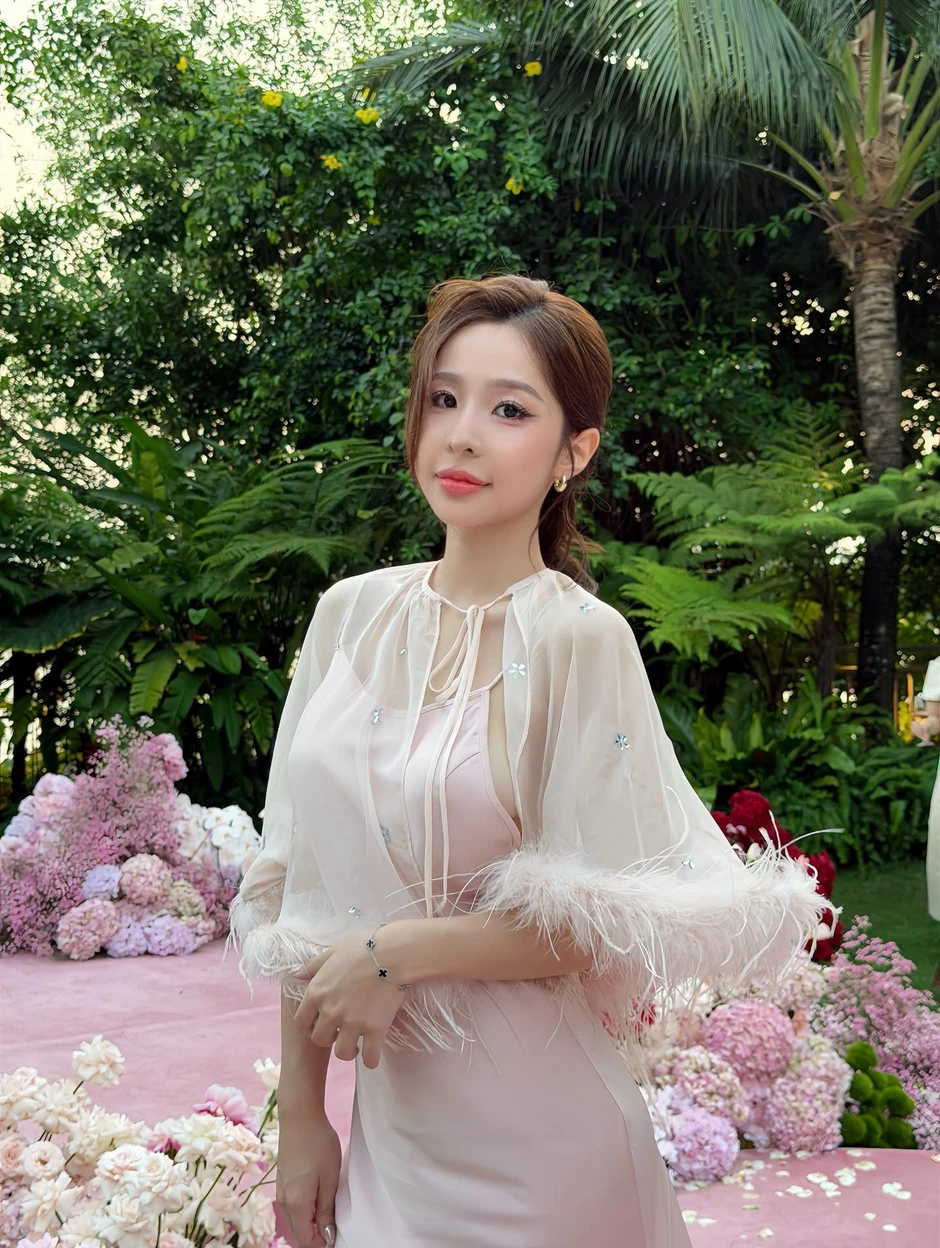 Nhan sắc mặn mà của Tammy Phạm, lưng trần quyến rũ tựa nàng thơ đời thực Nhan sắc mặn mà của Tammy Phạm, lưng trần quyến rũ tựa nàng thơ đời thực