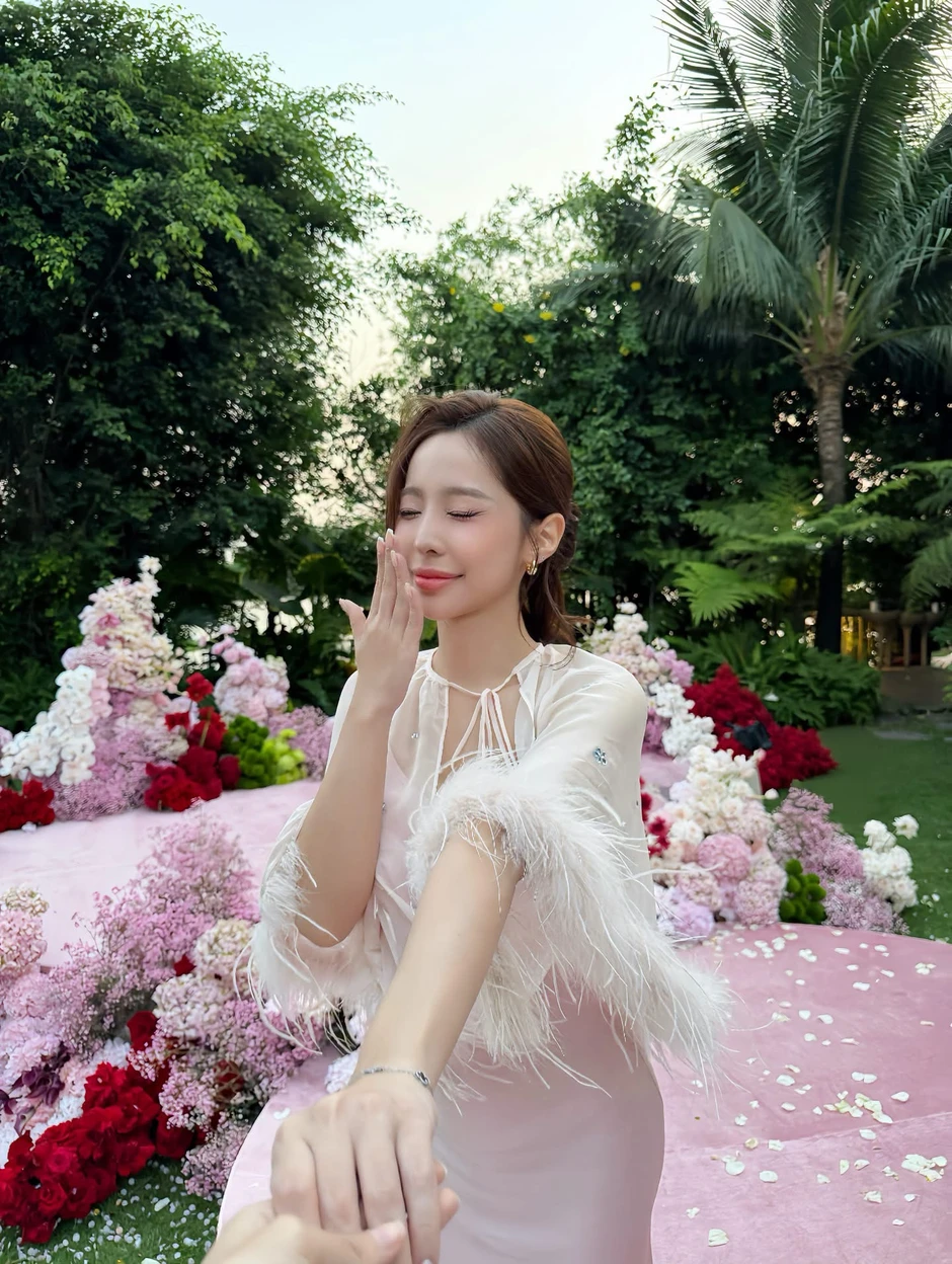 Nhan sắc mặn mà của Tammy Phạm, lưng trần quyến rũ tựa nàng thơ đời thực Nhan sắc mặn mà của Tammy Phạm, lưng trần quyến rũ tựa nàng thơ đời thực