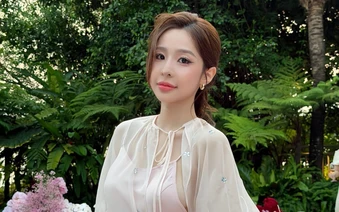 Nhan sắc mặn mà của Tammy Phạm, lưng trần quyến rũ tựa nàng thơ đời thực