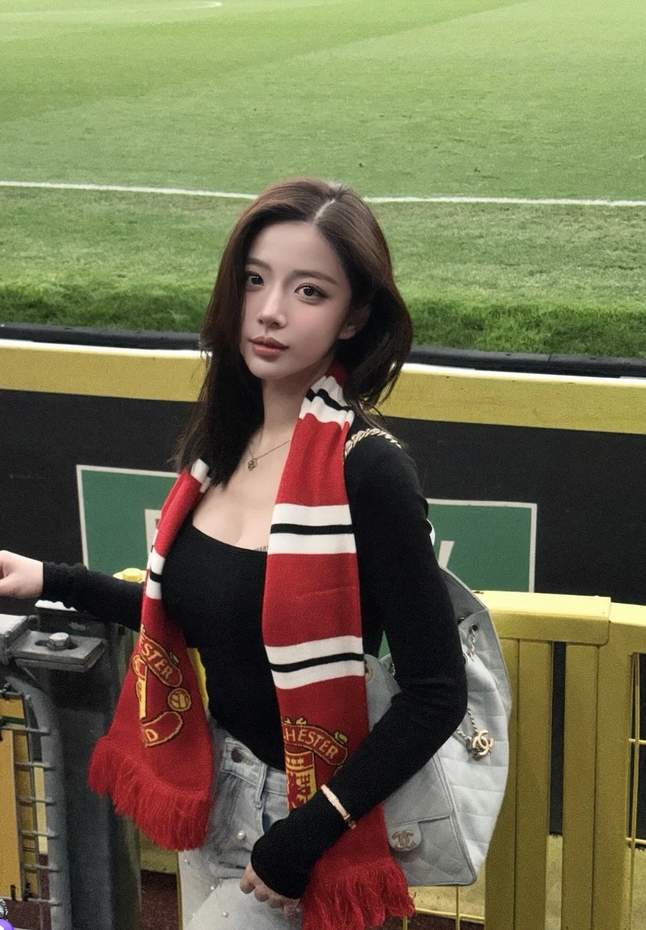 Nhan sắc từng được ví như "Yena phiên bản thực", gái xinh nay lại khiến fan MU "đổ gục"