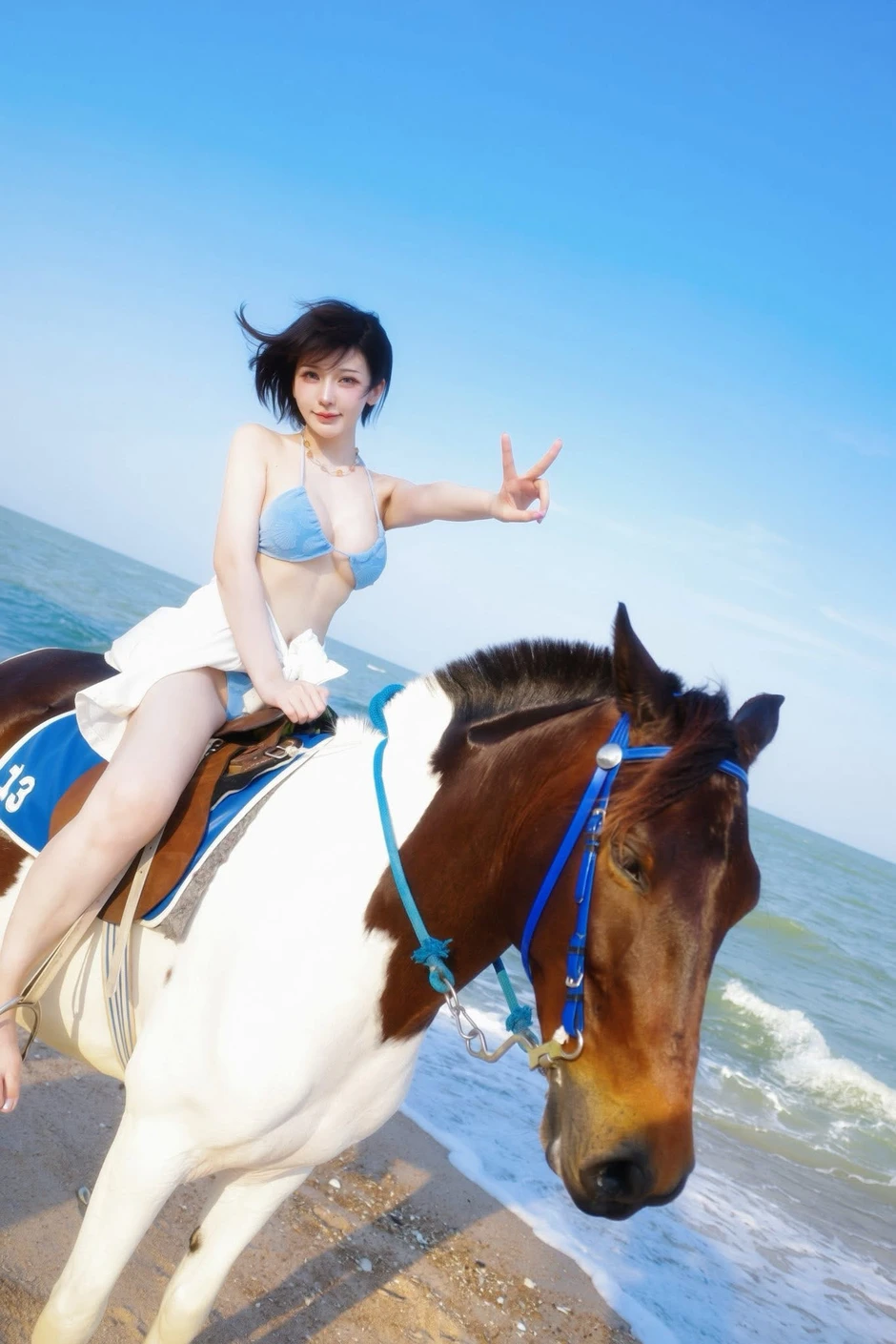 Nhập vai game "mỹ ngựa", nữ streamer thả dáng với bikini cuốn hút!