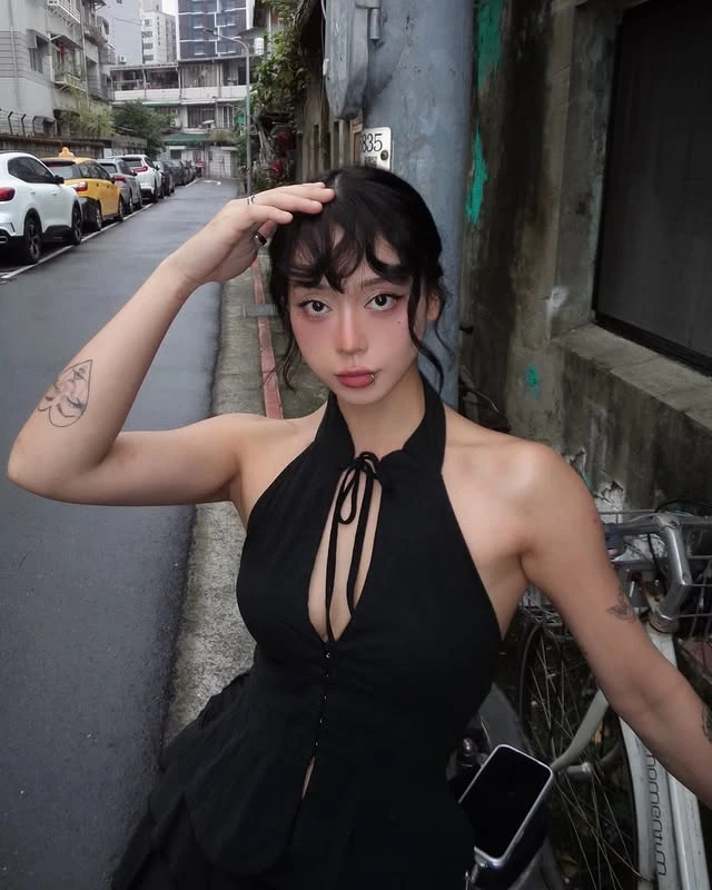 Nhẹ nhàng khoe dáng khi mới "ngủ dậy", nữ streamer lai Việt khiến triệu anh em game thủ "đứng hình" Nhẹ nhàng khoe dáng khi mới "ngủ dậy", nữ streamer lai Việt khiến triệu anh em game thủ "đứng hình"