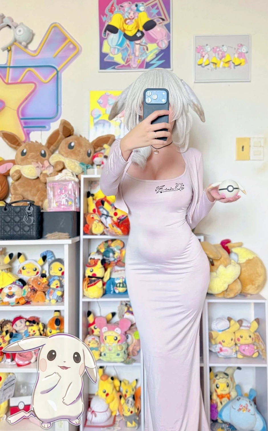 Nữ coser trình làng "outfit" lấy cảm hứng từ Pokémon, lộ vòng 2 lùm lùm vẫn tự tin ngút ngàn!