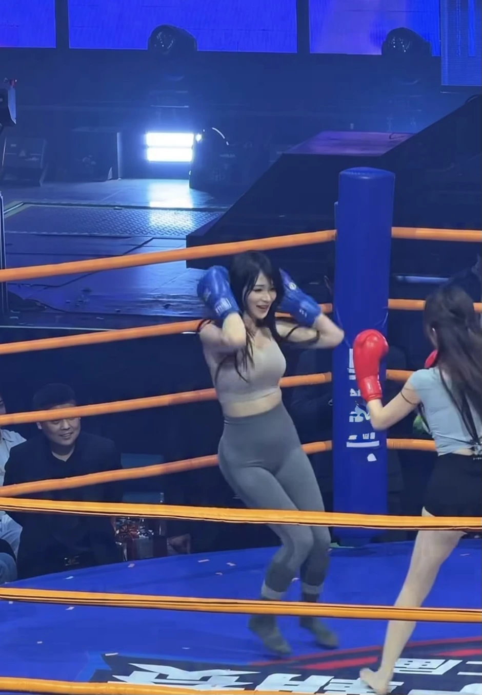 Nữ coser với màn xuất hiện chưa từng có trên sàn quyền anh, nhan sắc cực phẩm, lầy lội tấu hài