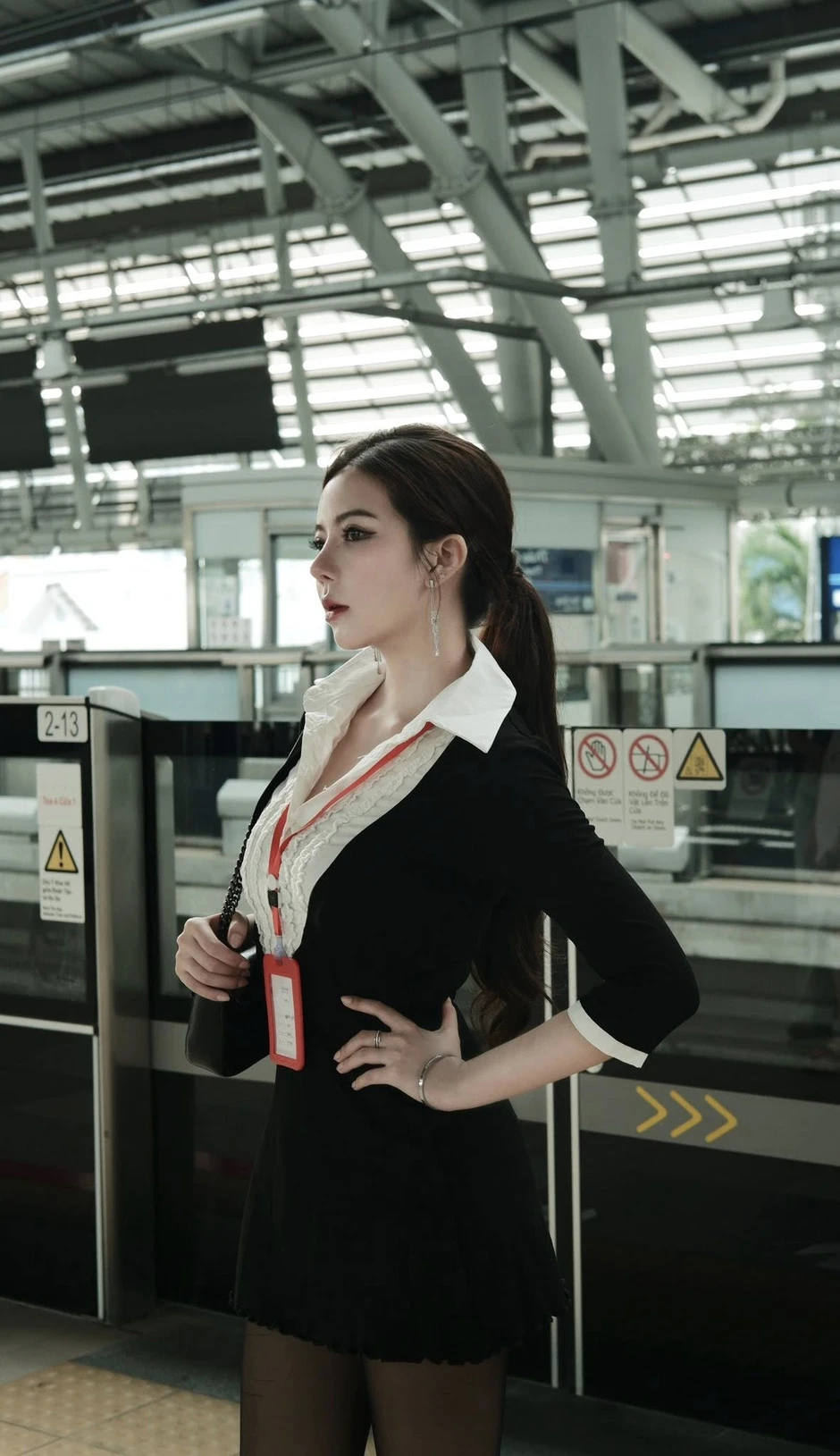 Ohsusu "lột xác" hóa cô thư ký, làm cả làng game Việt phải "chao đảo" vì ngỡ ngàng Ohsusu "lột xác" hóa cô thư ký, làm cả làng game Việt phải "chao đảo" vì ngỡ ngàng