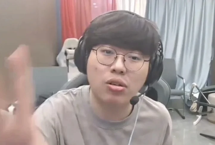 Ồn ào làng stream: Nam game thủ nổi tiếng “var” trực diện 2 nữ thần livestream Ồn ào làng stream: Nam game thủ nổi tiếng “var” trực diện 2 nữ thần livestream