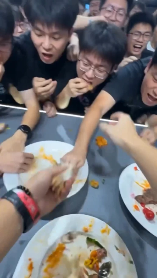 Nam fan nhặt thức ăn bị giẫm lên để ăn gây sốc cộng đồng mạng Nam fan nhặt thức ăn bị giẫm lên để ăn gây sốc cộng đồng mạng