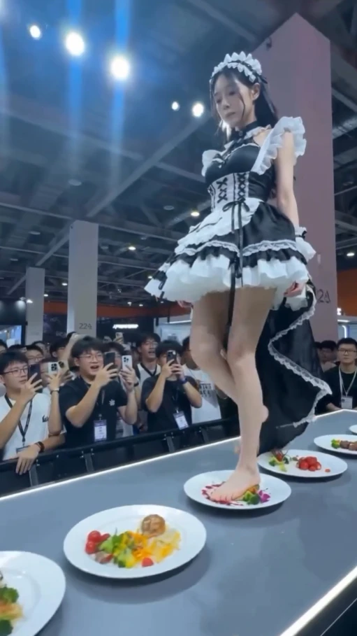 Nữ coser giẫm lên thức ăn gây phẫn nộ, nam fan có hành động gây sốc hơn Nữ coser giẫm lên thức ăn gây phẫn nộ, nam fan có hành động gây sốc hơn