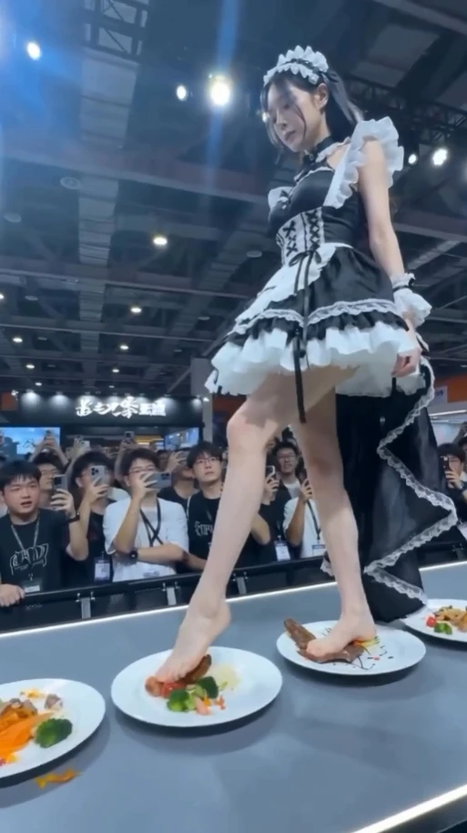 Nữ coser giẫm lên thức ăn gây phẫn nộ, nam fan có hành động gây sốc hơn Nữ coser giẫm lên thức ăn gây phẫn nộ, nam fan có hành động gây sốc hơn
