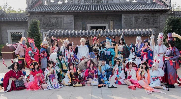 Nữ coser giẫm lên thức ăn gây phẫn nộ, nam fan có hành động gây sốc hơn Nữ coser giẫm lên thức ăn gây phẫn nộ, nam fan có hành động gây sốc hơn