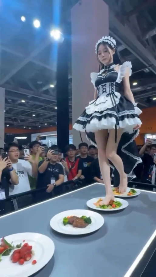 Nữ coser giẫm lên thức ăn gây phẫn nộ, nam fan có hành động gây sốc hơn Nữ coser giẫm lên thức ăn gây phẫn nộ, nam fan có hành động gây sốc hơn