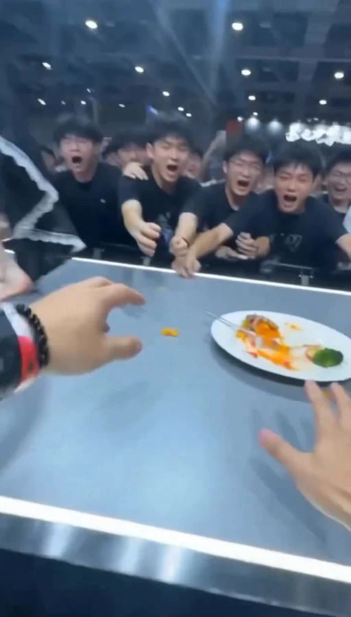 Nam fan nhặt thức ăn bị giẫm lên để ăn gây sốc cộng đồng mạng Nam fan nhặt thức ăn bị giẫm lên để ăn gây sốc cộng đồng mạng