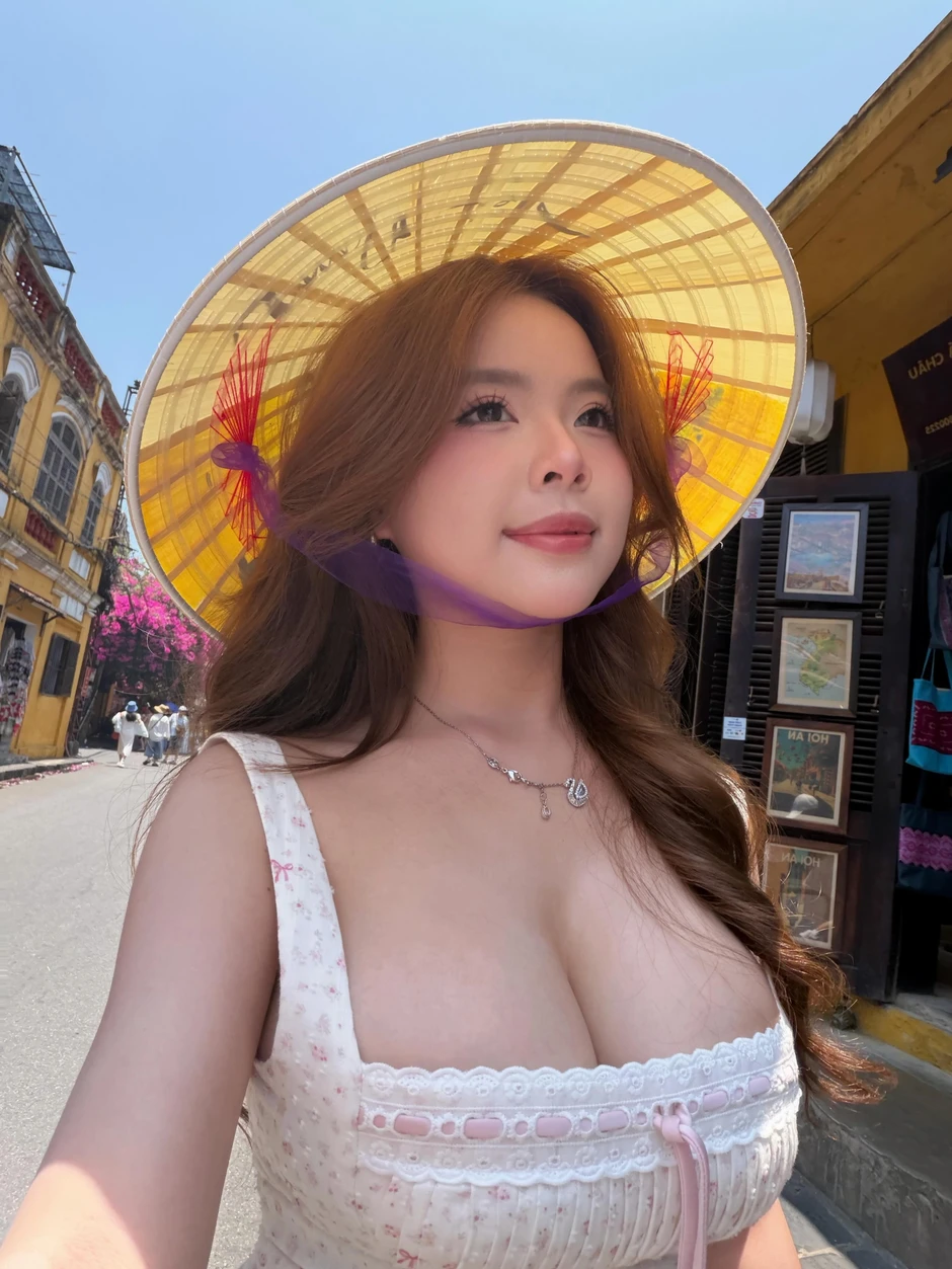 Phổ cổ Hội An đầy thơ mộng, càng cuốn hút hơn khi có hot girl xinh đẹp này xuất hiện