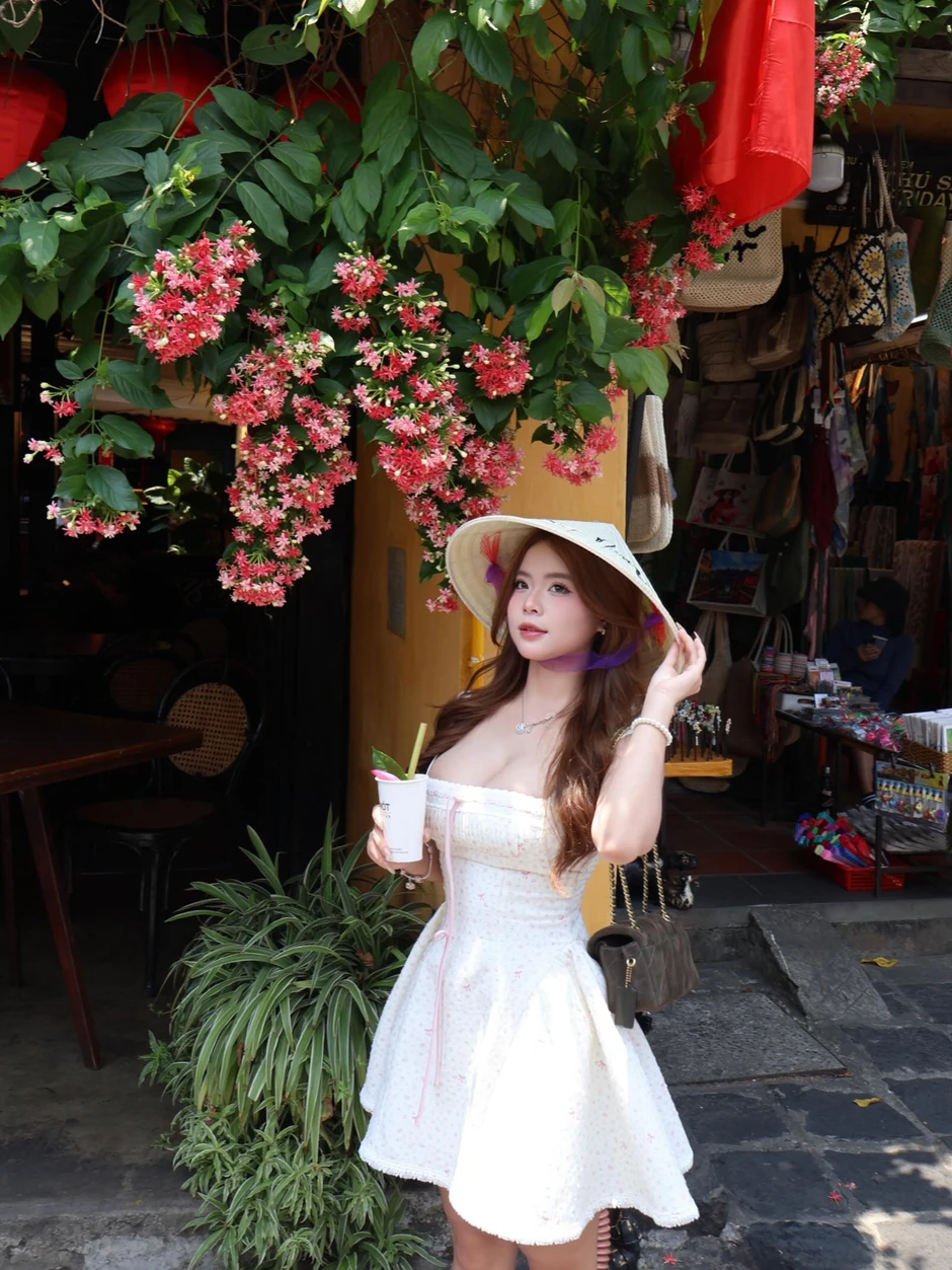 Phổ cổ Hội An đầy thơ mộng, càng cuốn hút hơn khi có hot girl xinh đẹp này xuất hiện
