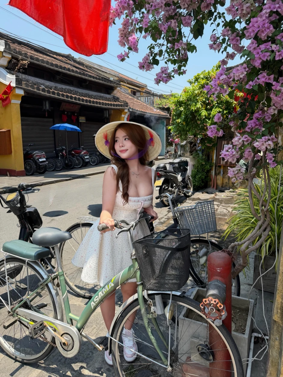 Phổ cổ Hội An đầy thơ mộng, càng cuốn hút hơn khi có hot girl xinh đẹp này xuất hiện