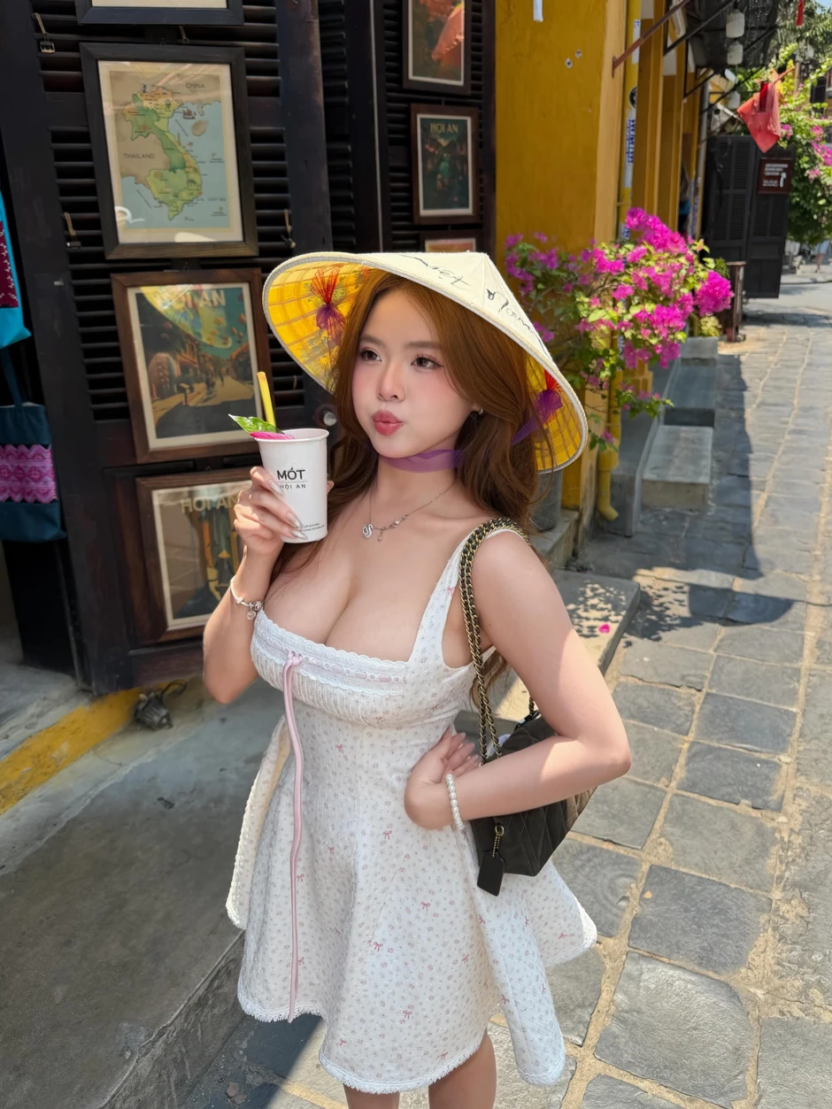 Phổ cổ Hội An đầy thơ mộng, càng cuốn hút hơn khi có hot girl xinh đẹp này xuất hiện