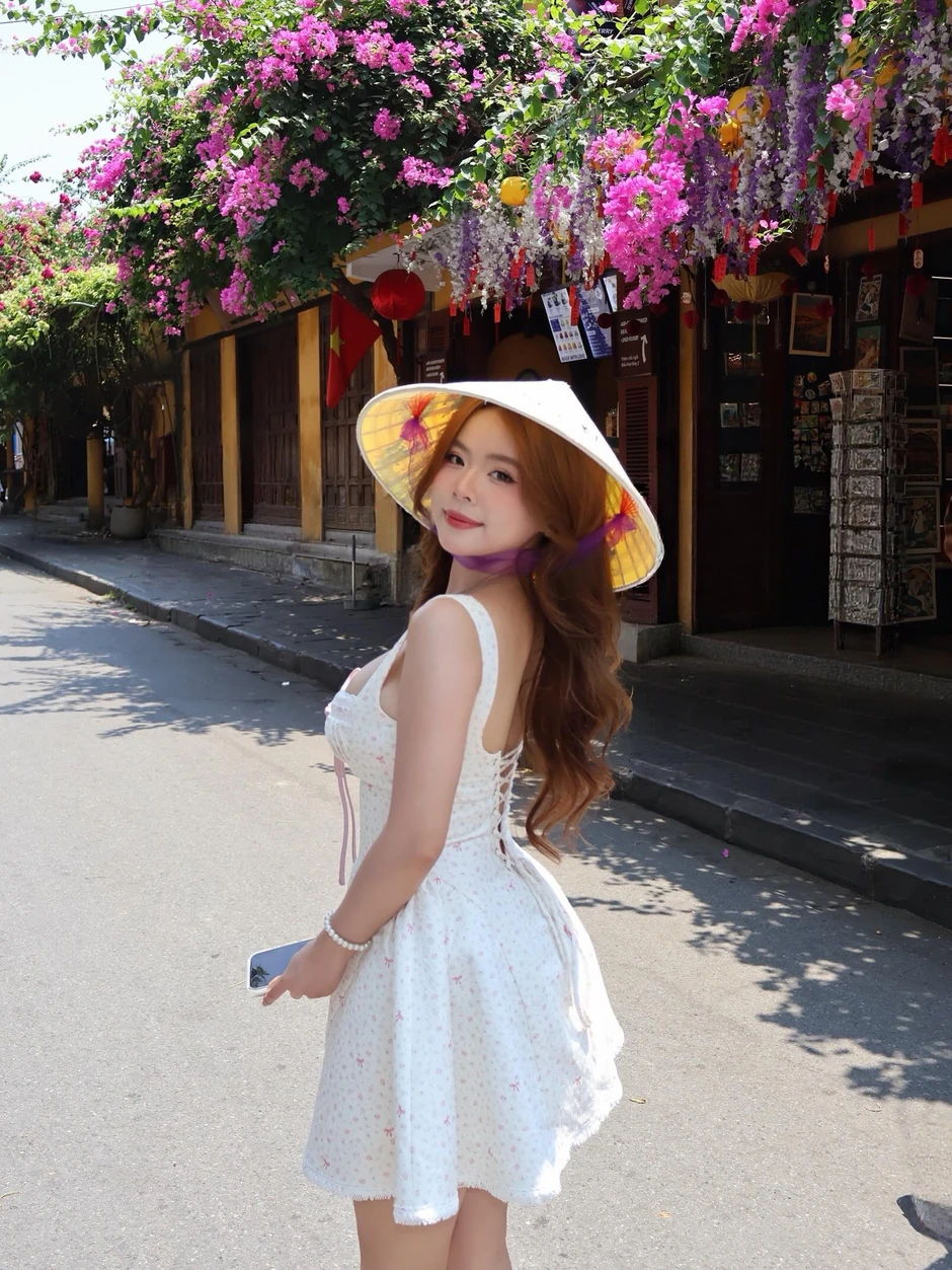Phổ cổ Hội An đầy thơ mộng, càng cuốn hút hơn khi có hot girl xinh đẹp này xuất hiện