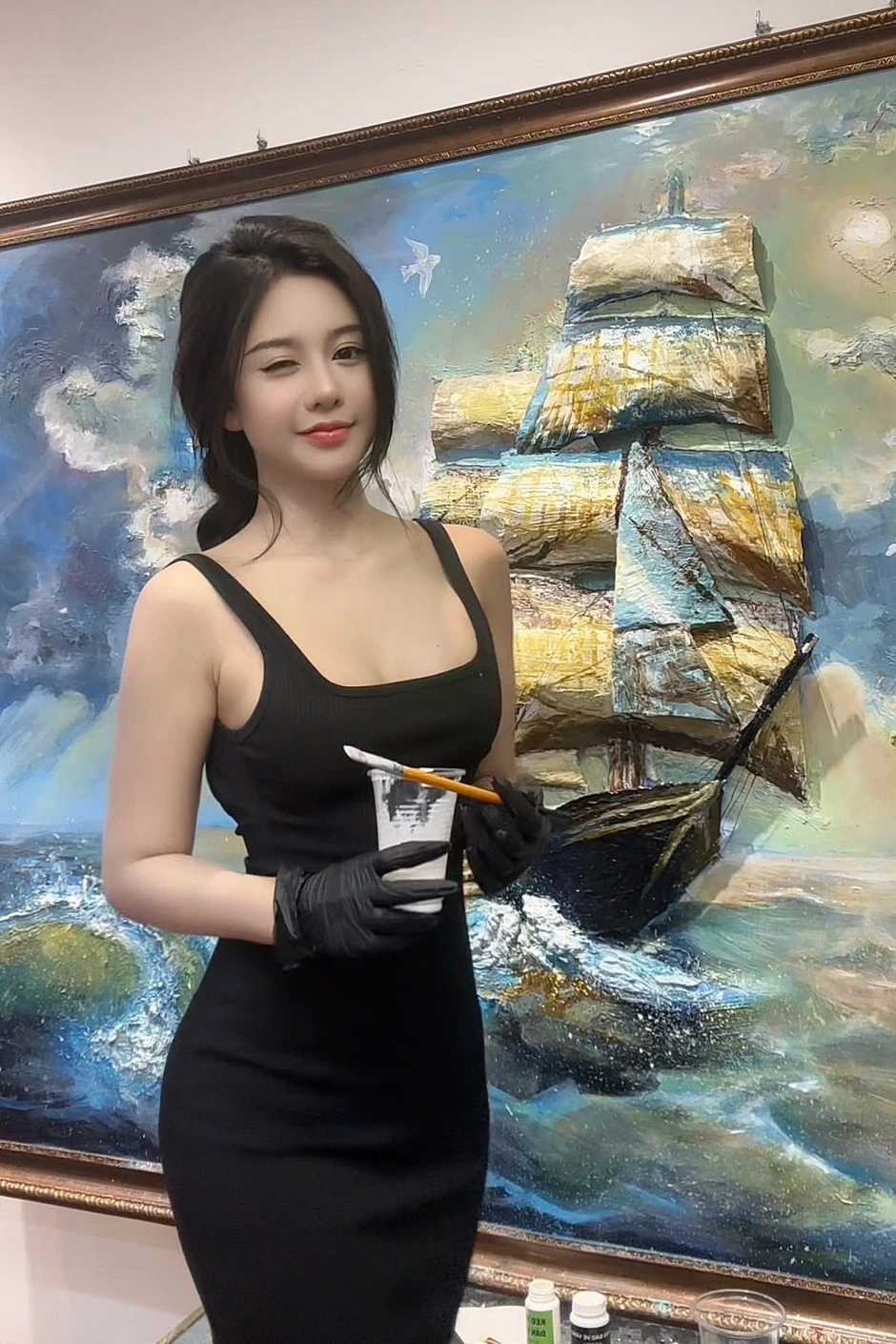 Quá xinh đẹp, nữ hoạ sĩ có nỗi khổ, cứ đăng bài là bị gắn mác "câu view"