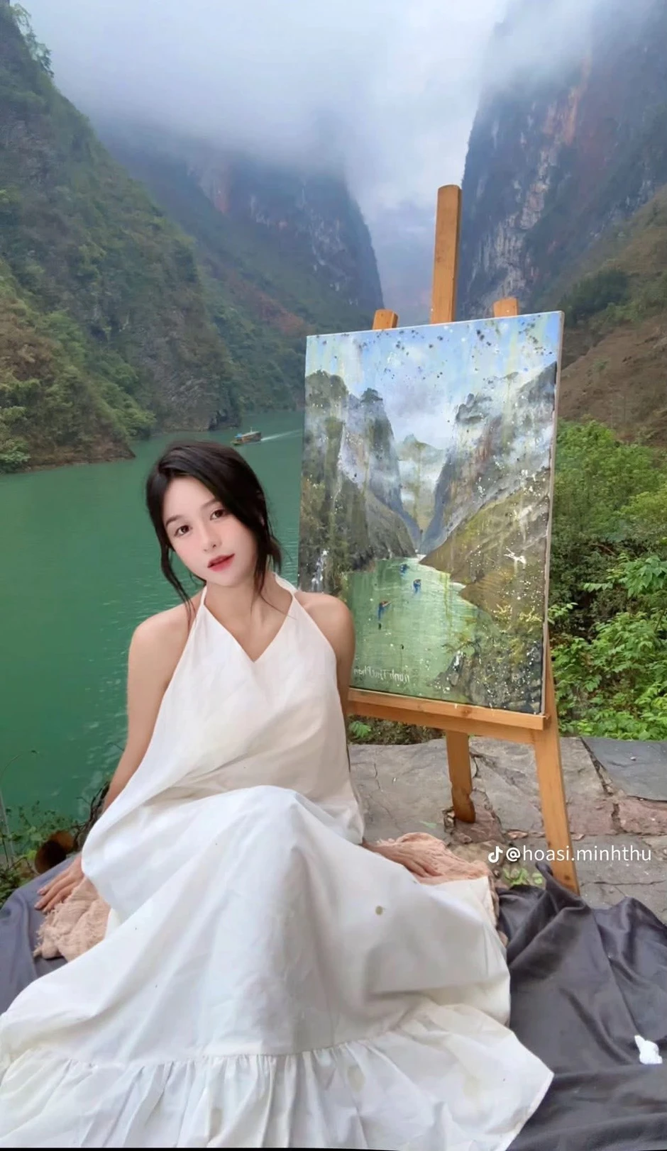 Quá xinh đẹp, nữ hoạ sĩ có nỗi kh.ổ, cứ đăng bài là bị gắn mác "tr.á hì.nh”