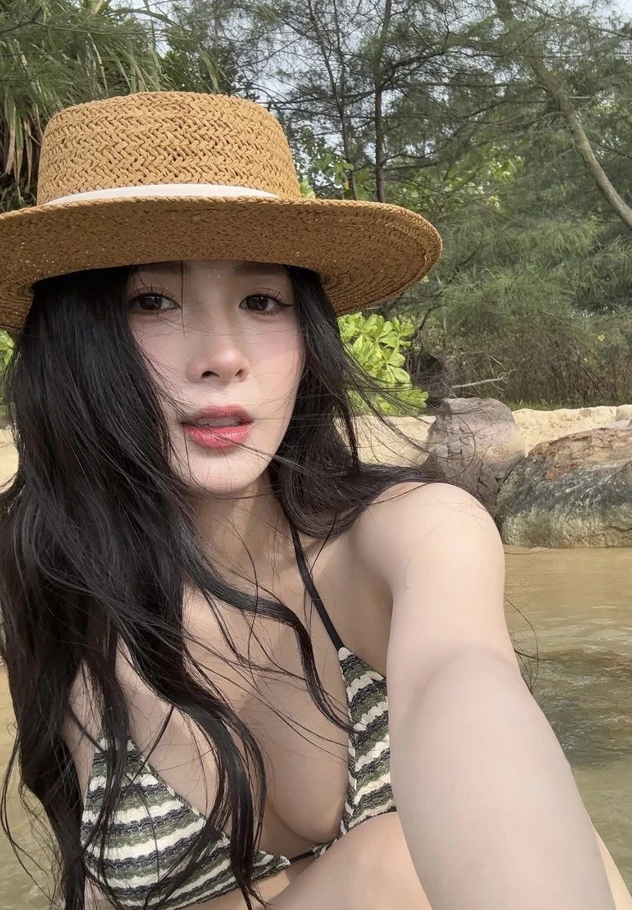 Quỳnh Alee chính thức tung bộ ảnh "thiêu đốt" ngày hè mà 2 triệu fan ngóng đợi bấy lâu!