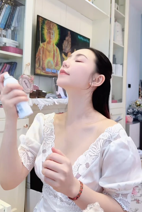 Quỳnh Kool khoe cảnh “giường gối”, CĐM tập trung hết vào Sứ Giả Khe Nứt