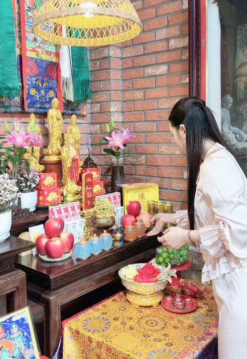 Quỳnh Kool khoe cảnh “giường gối”, CĐM tập trung hết vào Sứ Giả Khe Nứt