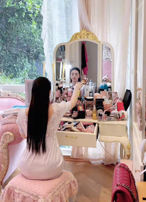 Quỳnh Kool khoe cảnh “giường gối”, CĐM tập trung hết vào Sứ Giả Khe Nứt