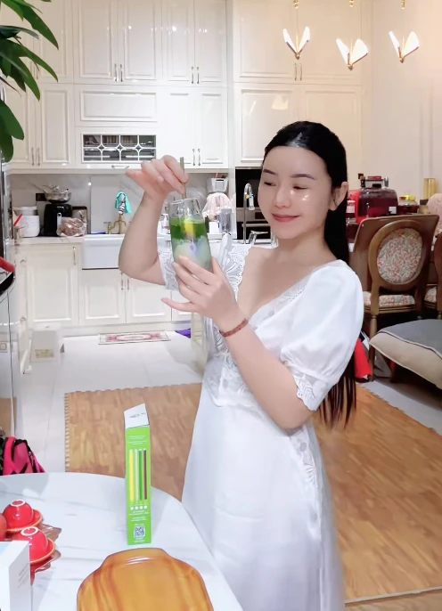 Quỳnh Kool khoe cảnh “giường gối”, CĐM tập trung hết vào Sứ Giả Khe Nứt