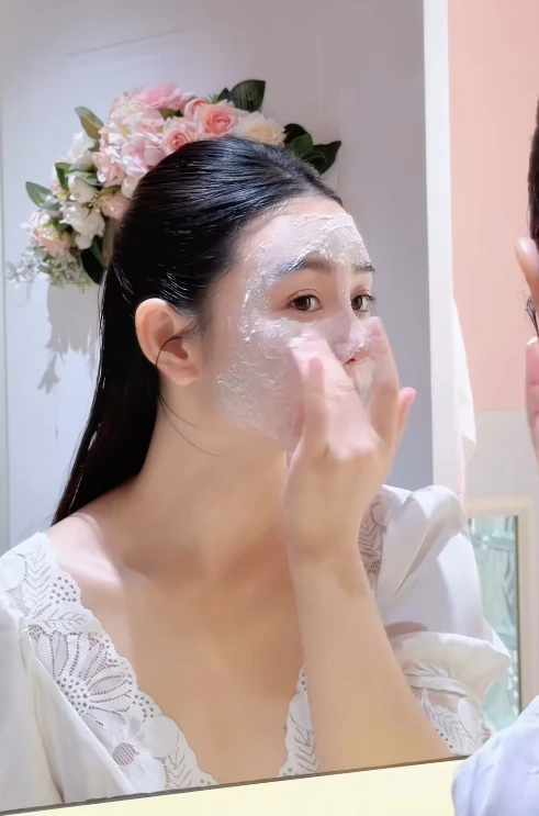 Quỳnh Kool khoe cảnh “giường gối”, CĐM tập trung hết vào Sứ Giả Khe Nứt