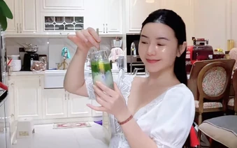 Quỳnh Kool khoe cảnh “giường gối”, CĐM tập trung hết vào Sứ Giả Khe Nứt