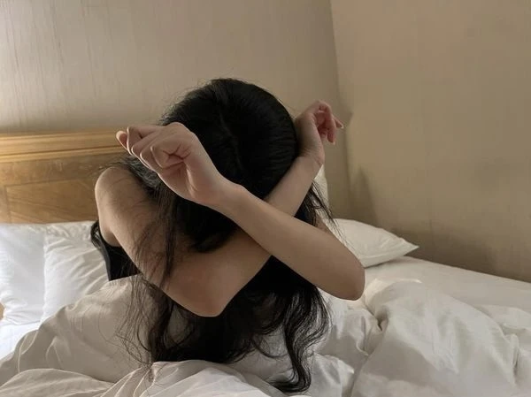 Rúng động hình ảnh nhạy cảm của cặp đôi trẻ trong 9 chiếc điện thoại, sự biến thái và băng hoại đạo đức đến từ người thân