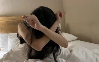 Rúng động hình ảnh nhạy cảm của cặp đôi trẻ trong 9 chiếc điện thoại, sự biến thái và băng hoại đạo đức đến từ người thân