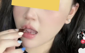 Rùng mình trò “câu view” quái đản của TikToker, ăn gián để lên xu hướng
