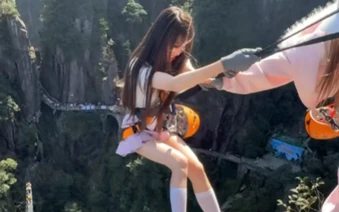 Rùng mình trước khoảnh khắc "cheo leo" giữa vách đá để chụp ảnh sống ảo, nhìn biểu cảm của nữ chính là đủ hiểu đáng sợ đến mức nào