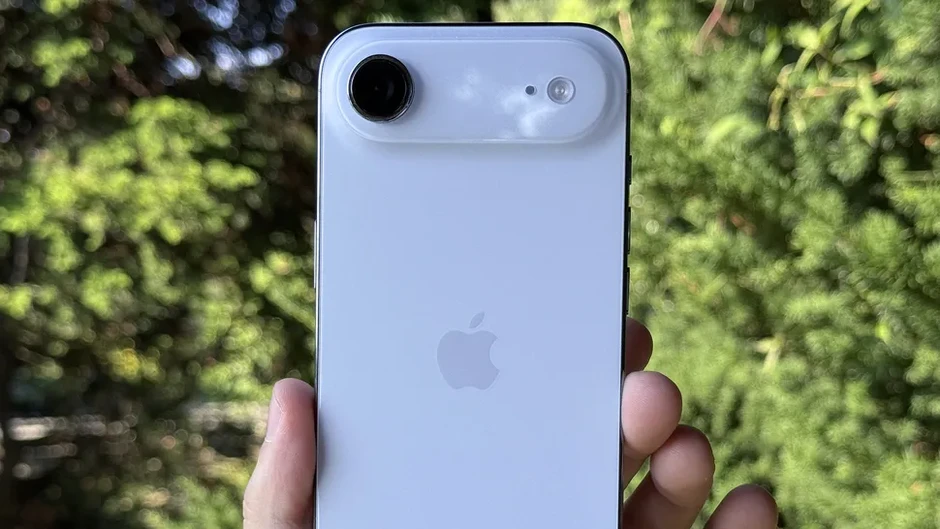 Sau 6 tháng dùng iPhone Air, tôi chính thức thừa nhận: Độ mỏng 5.6mm đã thay đổi hoàn toàn cách tôi nhìn nhận về một chiếc smartphone Sau 6 tháng dùng iPhone Air, tôi chính thức thừa nhận: Độ mỏng 5.6mm đã thay đổi hoàn toàn cách tôi nhìn nhận về một chiếc smartphone
