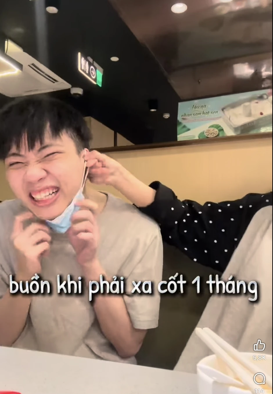 Sau khoảnh khắc ngồi chung trên khán đài, tuyển thủ tung video “thân mật” với hot girl