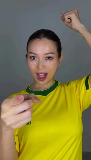 Sĩ Thanh biến hình mùa World Cup, khiến fan trầm trồ vì "chuyển cảnh" quá mượt mà