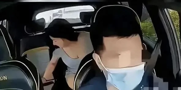 Sốc, hành khách nữ xinh đẹp thản nhiên đại tiện trên xe công nghệ