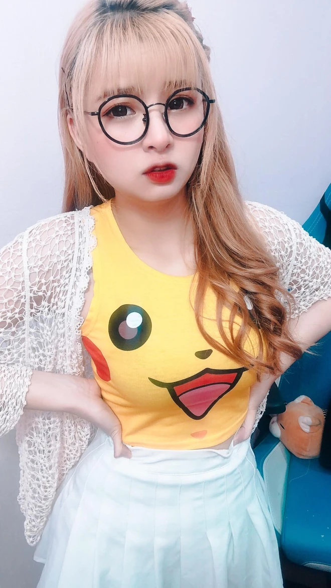 Soi nhan sắc Mèo 2k4 qua hai tấm ảnh diện áo Pikachu cách nhau 5 năm: Lột xác từ "bé hạt tiêu" dễ thương thành mỹ nhân quyến rũ
