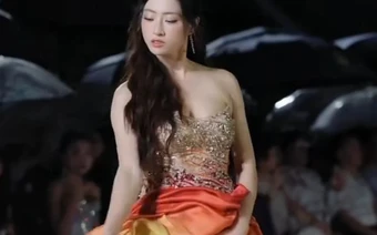 Sự cố hy hữu của nàng hậu chân dài 1m22 ngay trên sàn catwalk