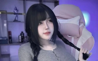Sức hút của hot girl 22 tuổi: tự kiến tạo luật chơi và bí quyết giữ chân fan suốt đời
