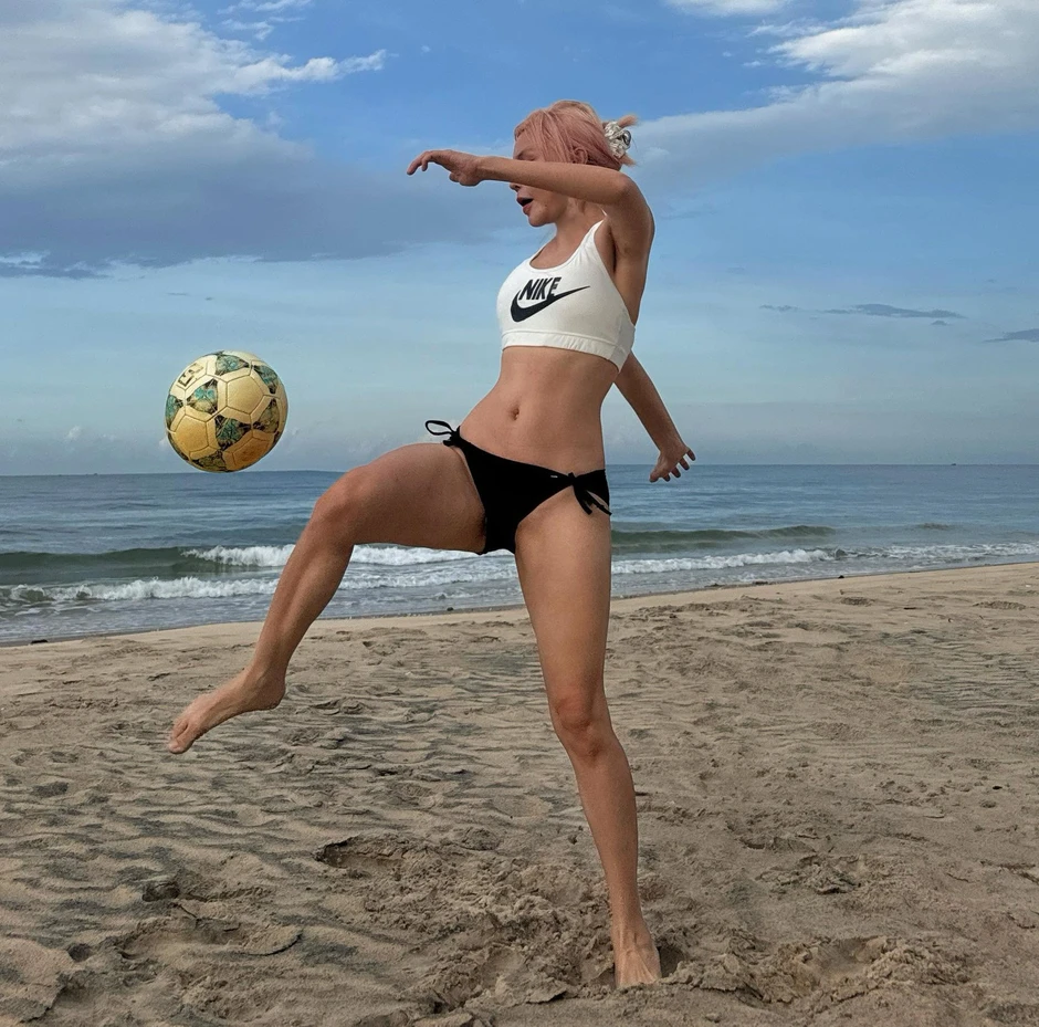 Tạo dáng đón World Cup, nữ gymer khiến CĐM thích thú với sự năng động