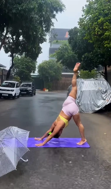 Tập Yoga dưới mưa, đoạn video ngắn của hot girl bất ngờ lan truyền gây tranh cãi Tập Yoga dưới mưa, đoạn video ngắn của hot girl bất ngờ lan truyền gây tranh cãi