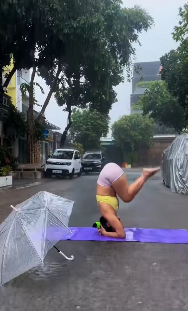 Tập Yoga dưới mưa, đoạn video ngắn của hot girl bất ngờ lan truyền gây tranh cãi Tập Yoga dưới mưa, đoạn video ngắn của hot girl bất ngờ lan truyền gây tranh cãi