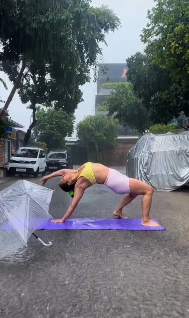 Tập Yoga dưới mưa, đoạn video ngắn của hot girl bất ngờ lan truyền gây tranh cãi Tập Yoga dưới mưa, đoạn video ngắn của hot girl bất ngờ lan truyền gây tranh cãi