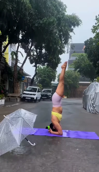 Tập Yoga dưới mưa, đoạn video ngắn của hot girl bất ngờ lan truyền gây tranh cãi Tập Yoga dưới mưa, đoạn video ngắn của hot girl bất ngờ lan truyền gây tranh cãi