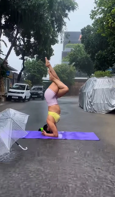 Tập Yoga dưới mưa, đoạn video ngắn của hot girl bất ngờ lan truyền gây tranh cãi Tập Yoga dưới mưa, đoạn video ngắn của hot girl bất ngờ lan truyền gây tranh cãi